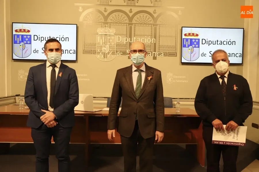 El presidente de la Diputación de Salamanca, Javier Iglesias, acompañado de los diputados de Desarrollo Rural y Empleo, Antonio Agustín Labrador y de Recursos Humanos, José María Sánchez. Foto de Lydia González
