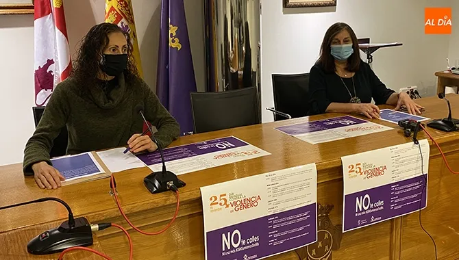La alcaldesa Carmen Ávila y la concejal Pilar García, presentaban el programa del Día Internacional contra la Violencia de Género