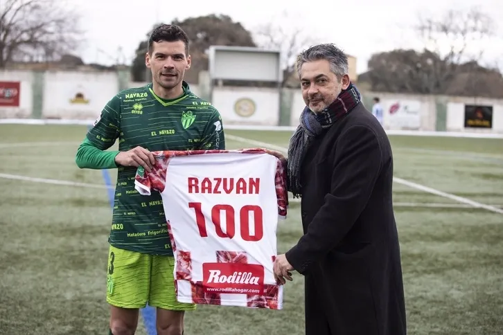 Razvan, con una camiseta por sus 100 partidos con el Guijuelo / CD Guijuelo