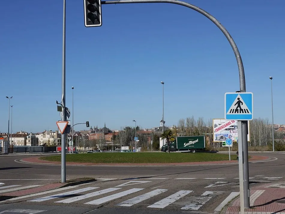 Una de las tres rotondas que será pavimentada a partir de mañana