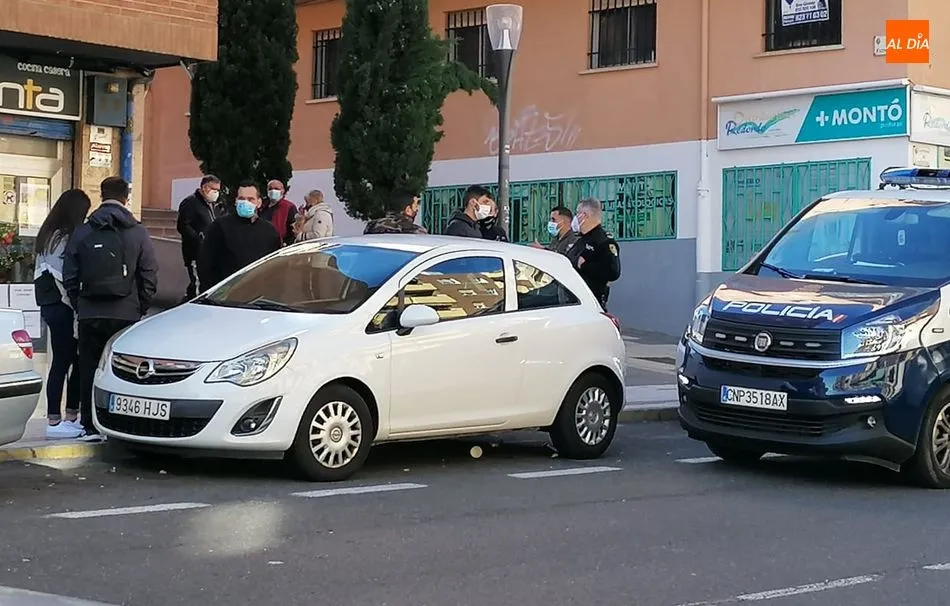 Los agentes hablan con los jóvenes que se concentraban junto al establecimiento