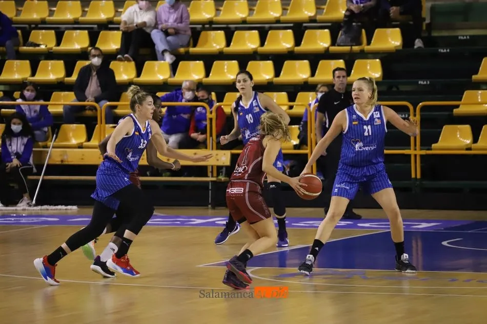 Katie Lou Samuelson y Emese Hof, durante un partido del Avenida