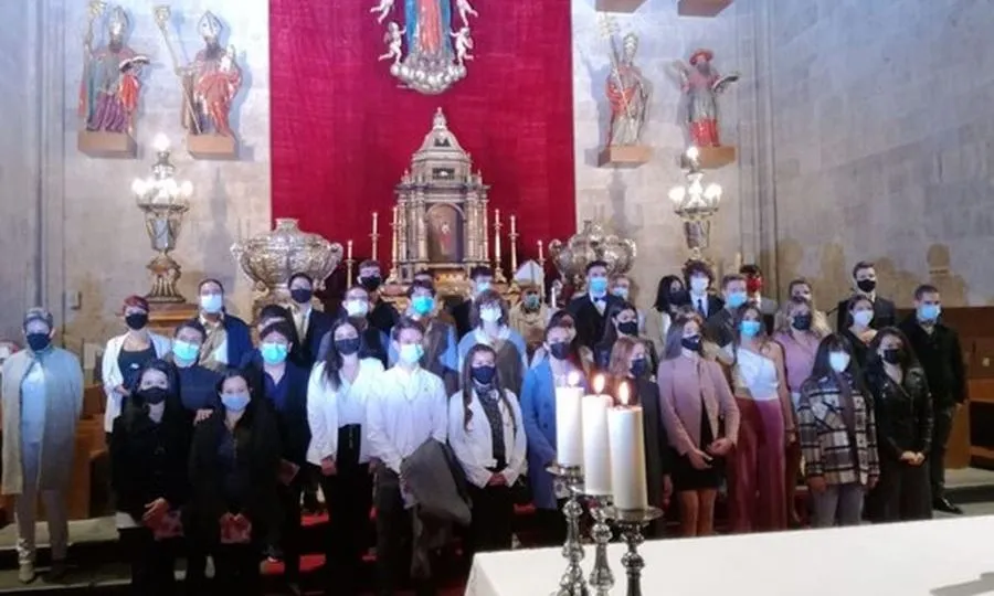 Foto de familia de los alumnos y exalumnos del colegio San Bosco que se han confirmado