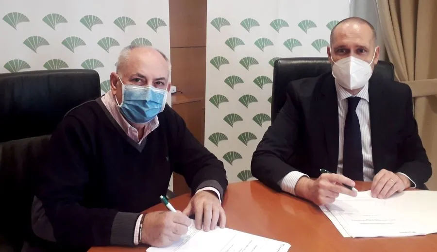 El acuerdo ha sido suscrito por el Director de Área de Valladolid Sur de Unicaja Banco, Ricardo Cifuentes, y el Presidente del Colegio de Protésicos Dentales de Castilla y León, Artemio Ángel de Santiago