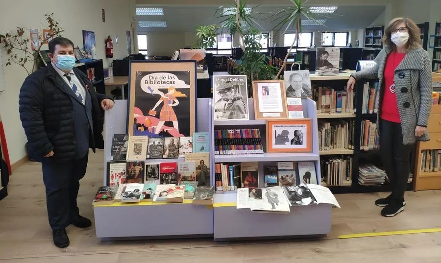 El concejal de Cultura de Santa Marta de Tormes, Francisco Miguel García, a la izquierda, en la biblioteca municipal