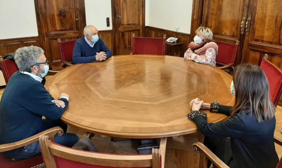 El nuevo ingeniero jefe de la Confederación Hidrográfica del Duero (CHD) en Salamanca, Luis Portal, primero por la izquierda, en su encuentro con la subdelegada del Gobierno, Encarnación Pérez