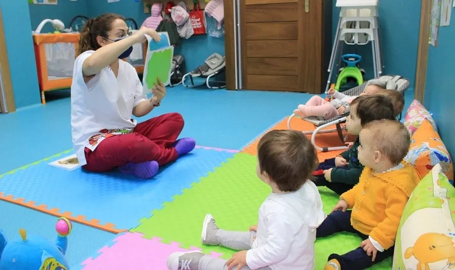 Docente y alumnos del aula de de 0 a 3 años del colegio Calasanz