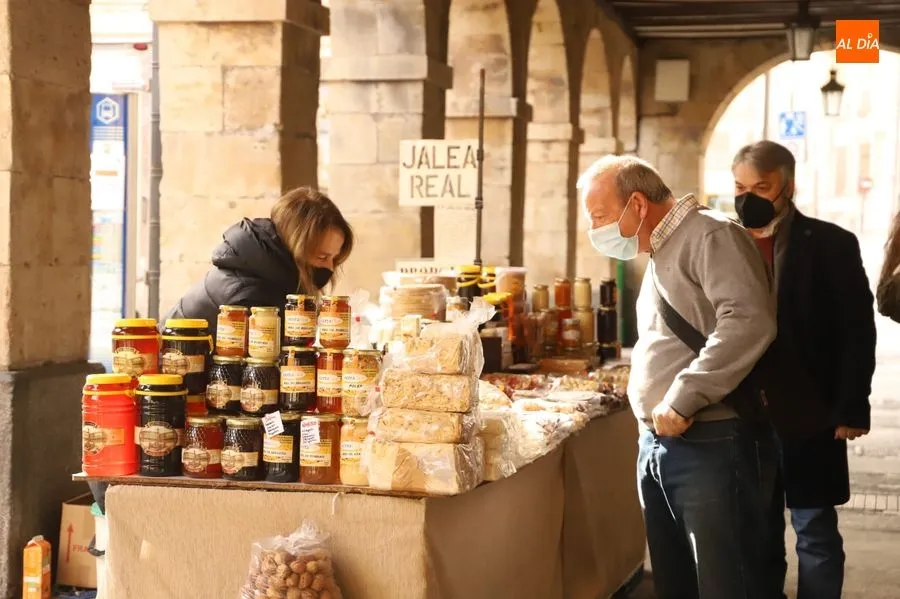 Puestos de las turroneras de La Alberca en los soportales de San Antonio. Foto de Lydia González
