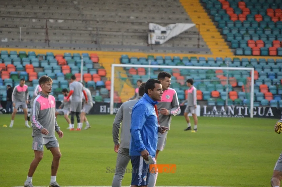 Rafa Dueñas da órdenes a sus futbolistas en su primer entrenamiento con el Salamanca UDS / Carlos Cuervo