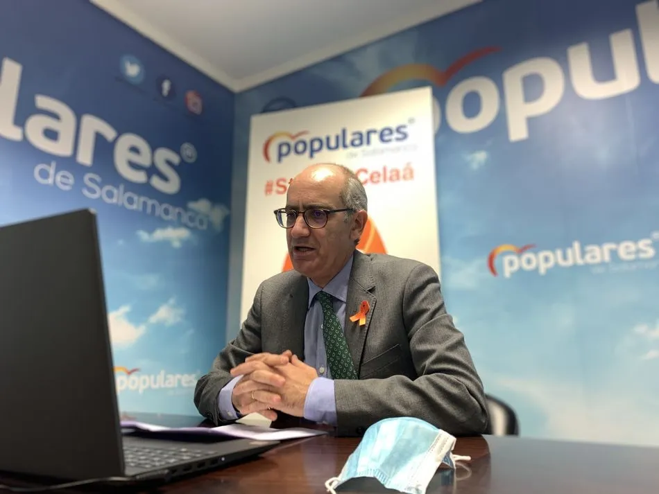 Javier Iglesias durante la reunión mantenida con la comunidad educativa - PP Salamanca