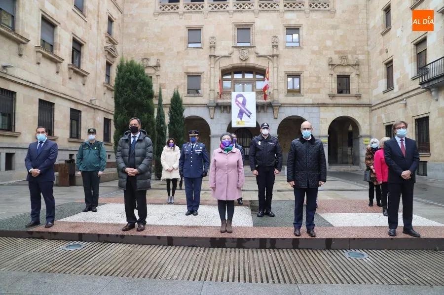 Minuto de silencio en la plaza de la Constitución con la subdelegada del Gobierno en Salamanca, Encarnación Pérez Álvarez, junto a las principales autoridades locales y provinciales. Foto de Lydia González