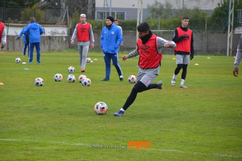 Willy realiza un disparo a puerta sobre el césped del Anexo / Carlos Cuervo