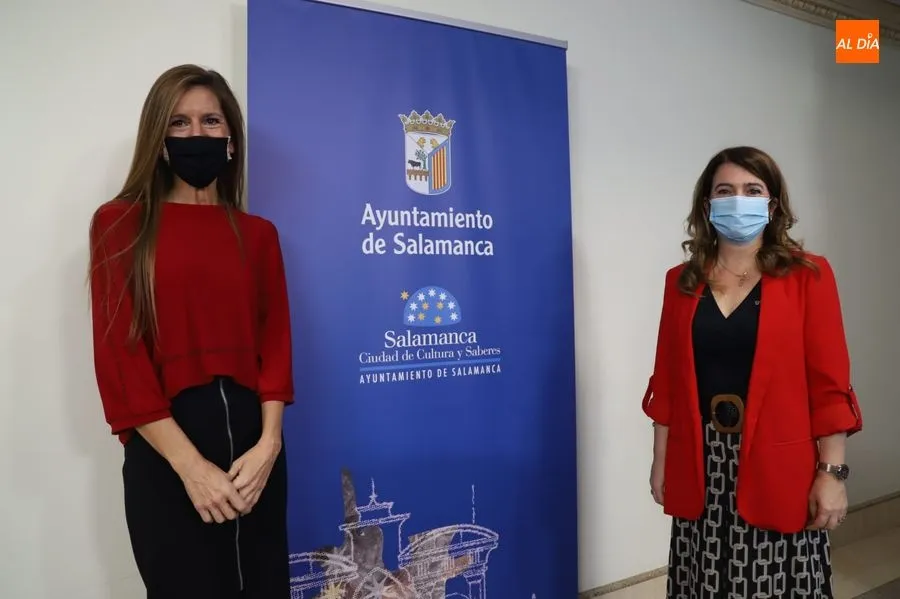La concejala de Educación del Ayuntamiento de Salamanca, Mª Victoria Bermejo, a la derecha, y la directora del centro comercial El Tormes, Cuca Gonzalo. Foto de Lydia González