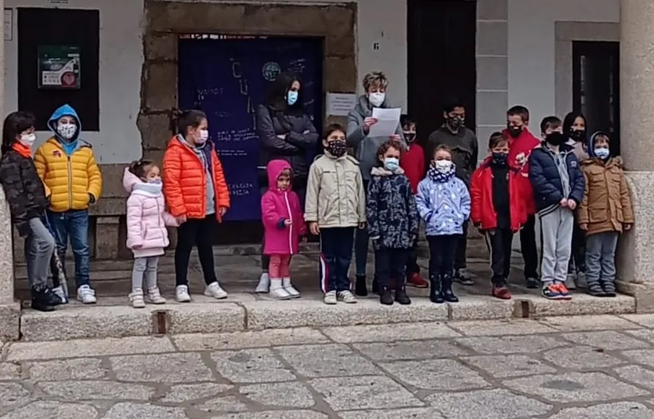 Concentración y lectura del manifiesto en la Plaza Mayor de Villavieja