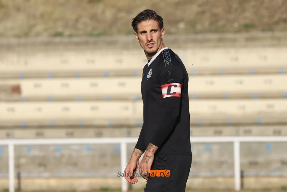 Lauren Egea, con el brazalete de capitán, durante el primer partido de la temporada del filial del Salamanca UDS