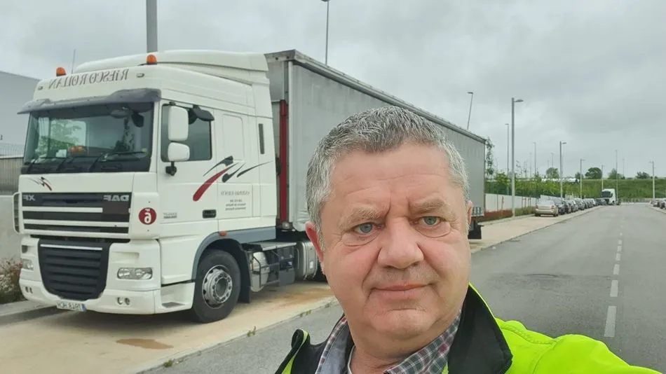 Antonio Riesco Rollán, delante de su camión en una pausa de su última ruta - AR