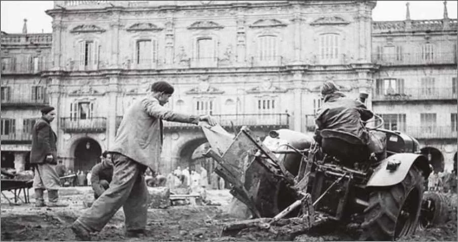 La pavimentación de la Plaza Mayor en 1954
