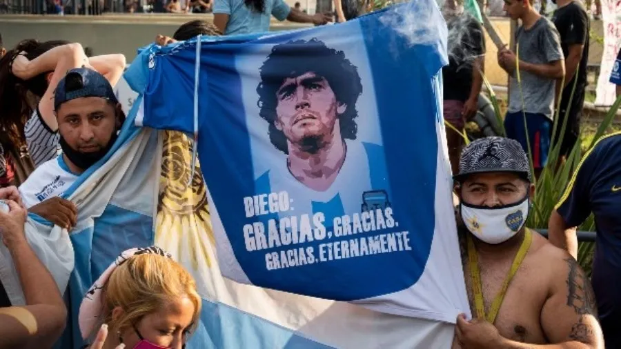 Aficionados argentinos tras la muerte de Maradona. Foto Europa Press