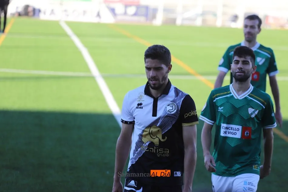 Antonio Marín enfila el camino a los vestuarios en el partido con el Coruxo del pasado fin de semana