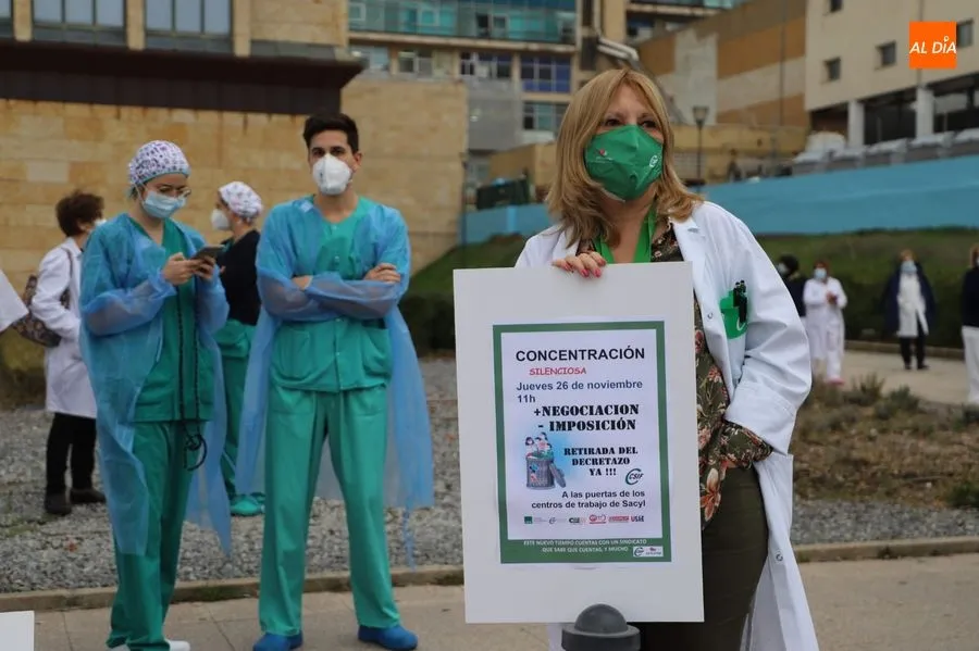 Algunos de los manifestantes frente al Hospital Clínico. Foto de Lydia González