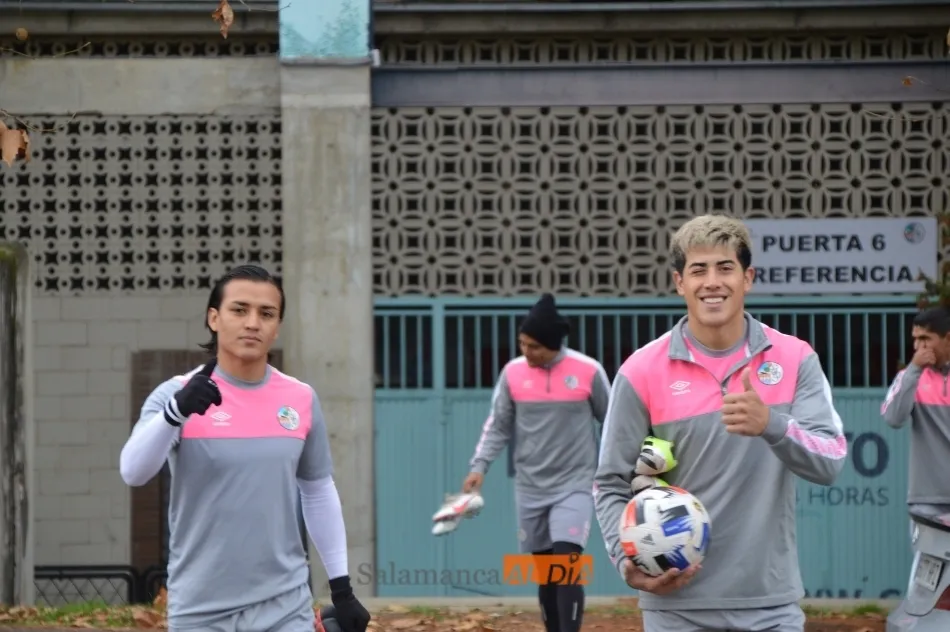 Fernando Monárrez y Cristian Duma posan para SALAMANCA AL DÍA a su llegada a Las Pistas / Carlos Cuervo