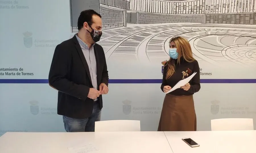 El alcalde, David Mingo, y la concejal de Economía, Chabela de la Torre, en la presentación del presupuesto municipal para el próximo año