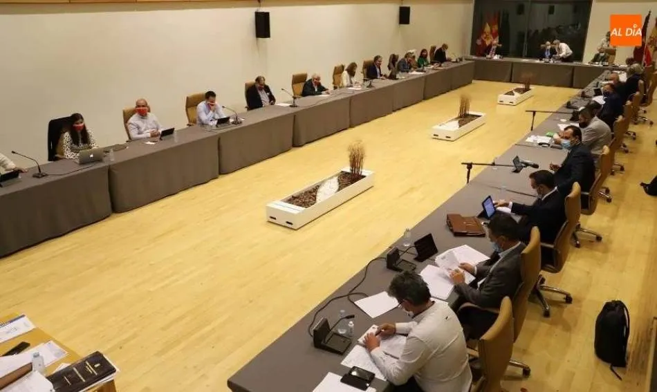 Imagen del pleno de la Diputación en la sala de ensayos del Palacio de Congresos celebrado el pasado mes de septiembre / FOTO: LYDIA GONZÁLEZ
