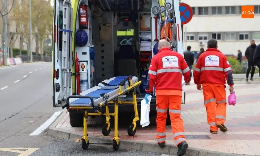 Sanitarios junto al Hospital Clínico Universitario de Salamanca. Foto de Lydia González