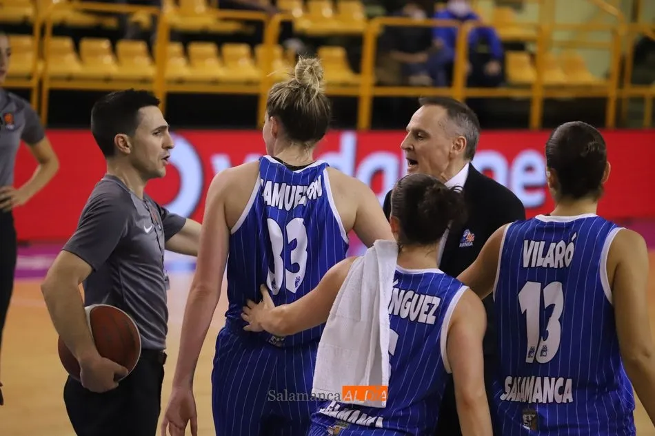 Miembros del Avenida protestan al árbitro