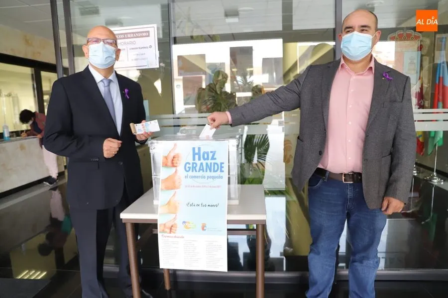 Presentación de la campaña con el alcalde de Villares de la Reina, José Buenaventura Recio, a la derecha, junto al concejal de Comunicación, Fernando Martínez. Foto de Lydia González