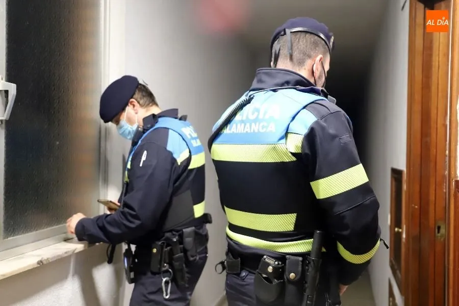 Agentes de la Policía Local investigan ruidos en un inmueble - Archivo