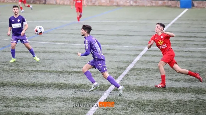 Un jugador del Cristo Atlético se lleva un balón en el partido de este sábado / Lydia González