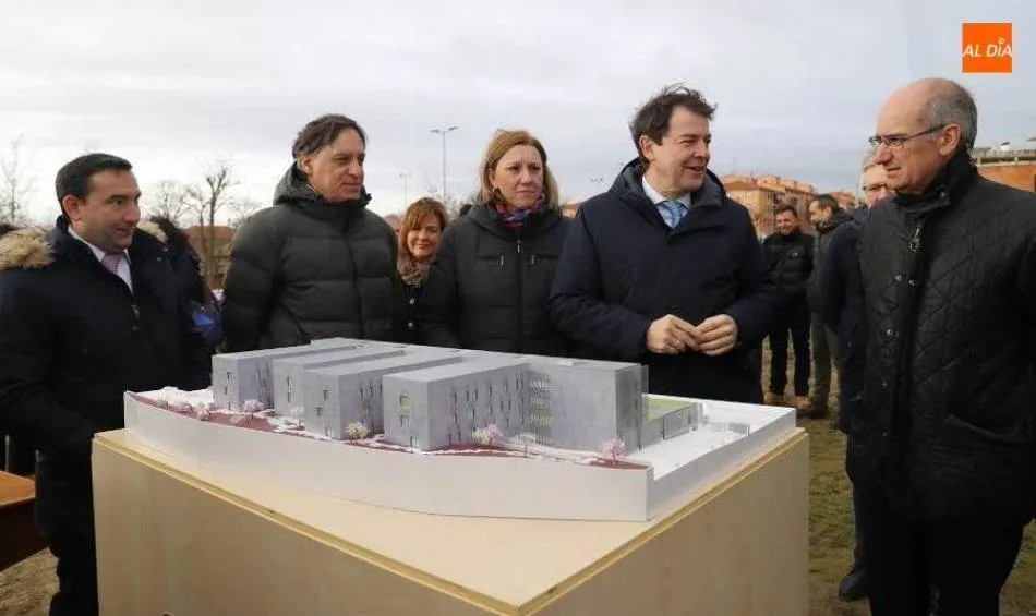 Miembros del Partido Popular de Salamanca junto a la maqueta de la futura residencia de Puente Ladrillo - Archivo