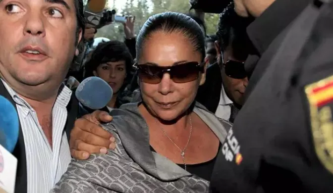 Spanish singer Isabel Pantoja attends the trial of the Malaya case on October 14, 2010 in Malaga, Spain. - 2010 GETTY IMAGES / DANIEL PEREZ - Archivo