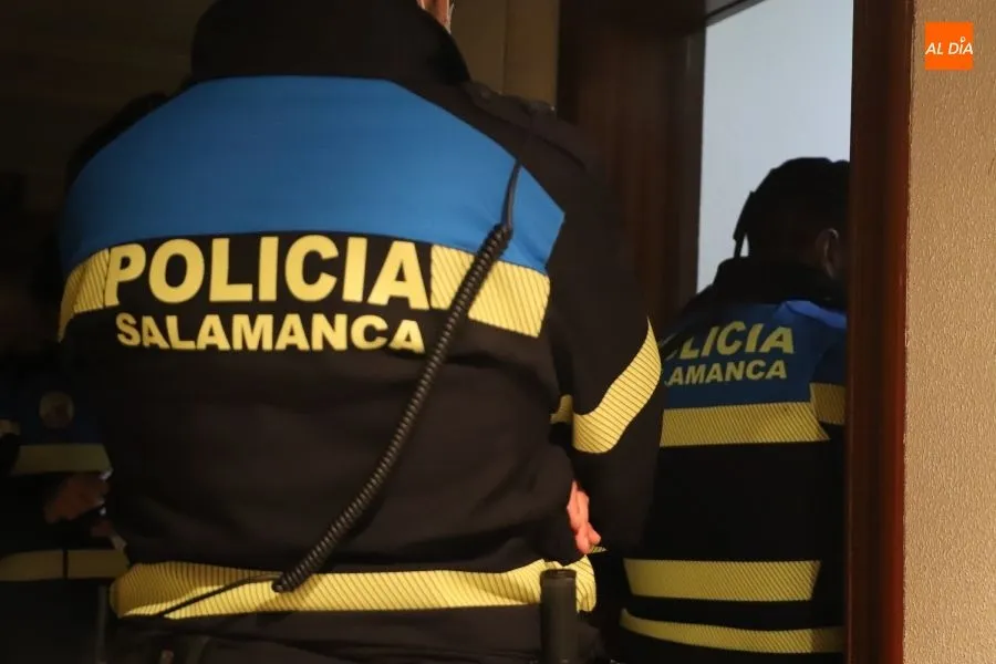 Un agente de la policía en turno de noche - Archivo