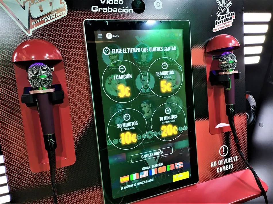 Nueva cabina de La Voz en el Centro Comercial El Tormes