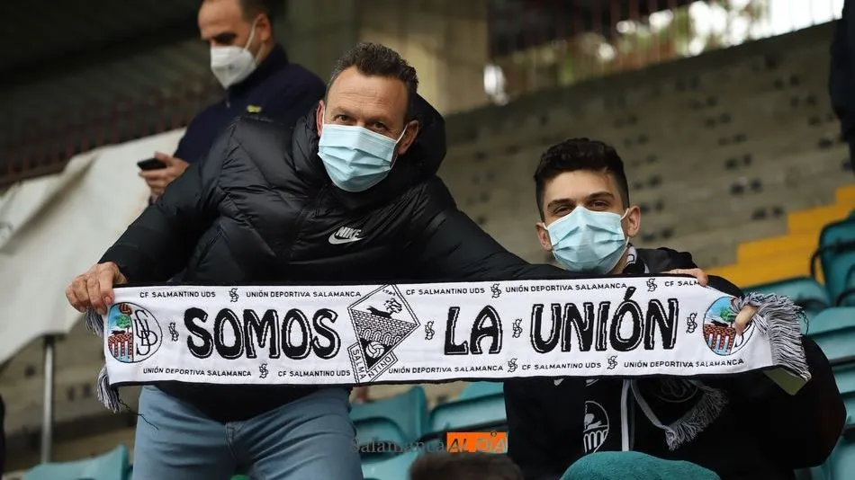 Dos aficionados, con una bufanda del Salamanca UDS / Lydia González