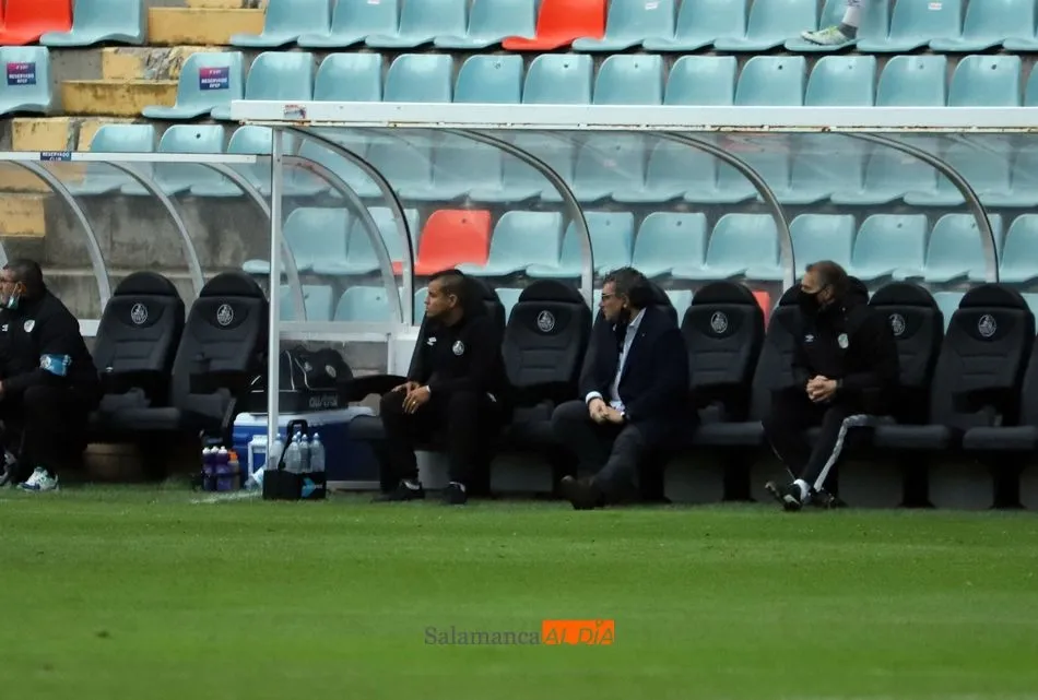 Dueñas, sentado en el banquillo