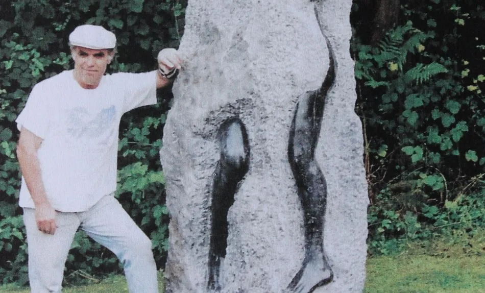 Valeriano Hernández junto a una de sus obras - VH