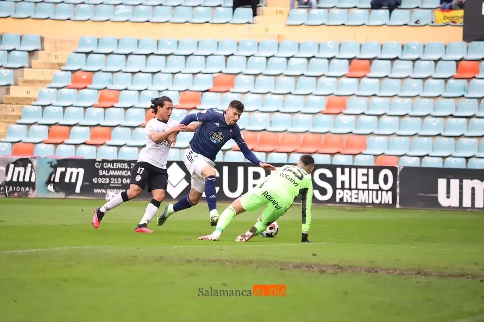 Fernando Monárrez pelea por un balón / Lydia González