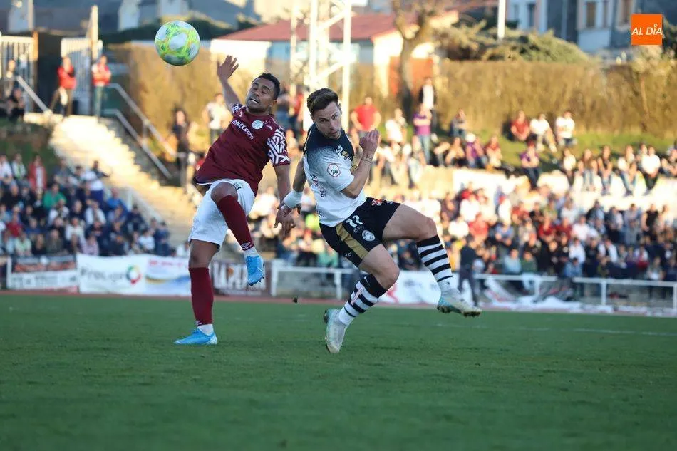 Edwin y Garrido pelean por un balón en el último derbi
