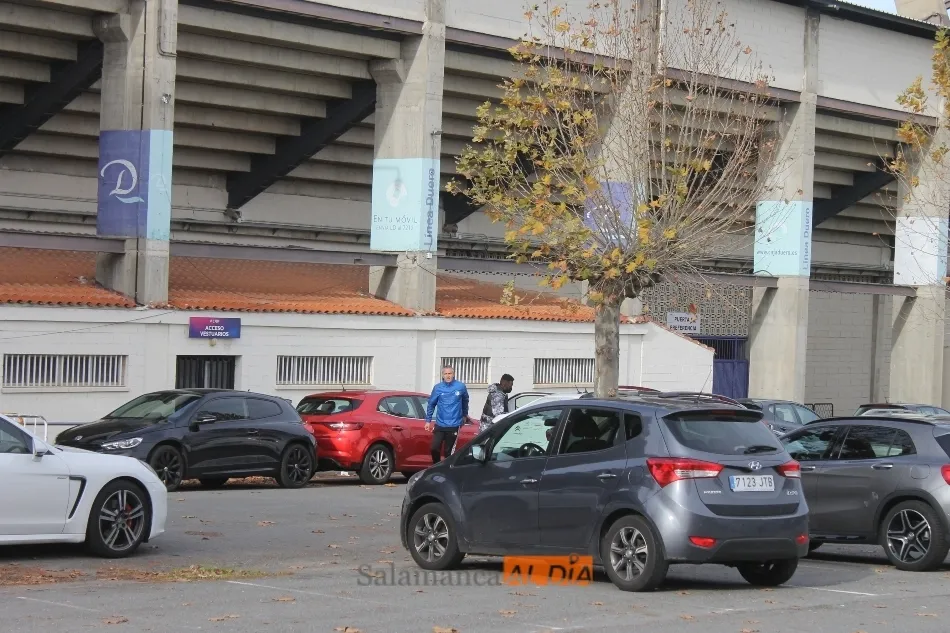 Ernest abandona en taxi las instalaciones del Helmántico tras no entrenar con sus compañeros / Carlos Cuervo