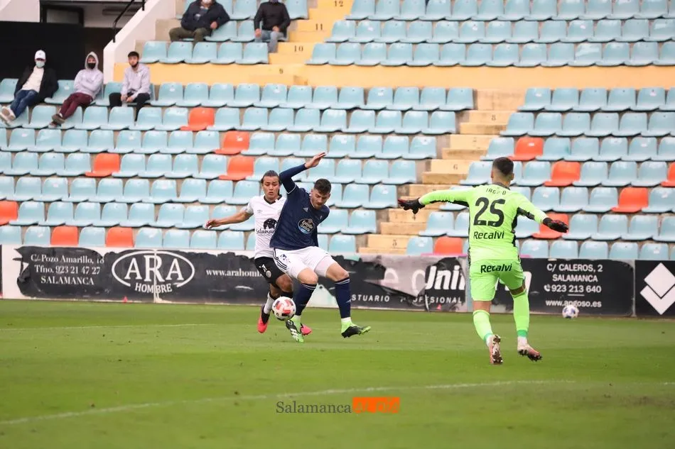 Monárrez pugna por un balón