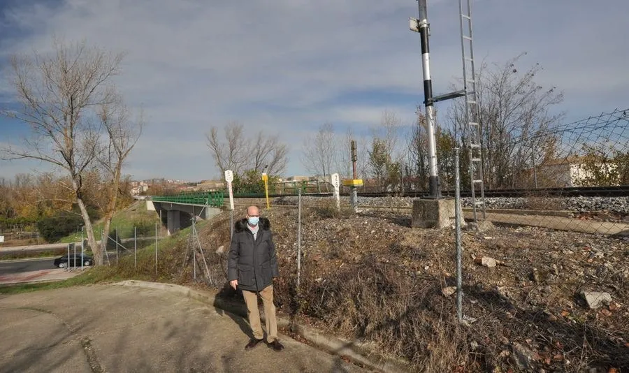 El concejal Jesús Hernández junto a un tramo de la antigua vía del tren que se convertirá en sendero natural