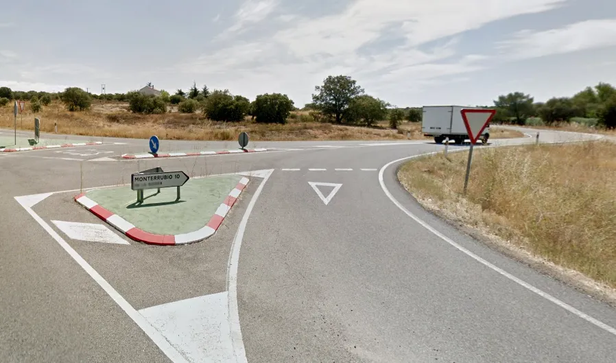 Desvío hacia la carretera DSA-206, desde la N-630, en Monterrubio de la Sierra