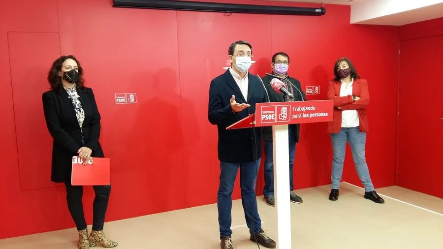 Fernando Pablos, en la sede de los socialistas salmantinos, junto al resto de los procuradores del PSOE por la provincia charra, Rosa Rubio, Juan Luis Cepa y Carmen García