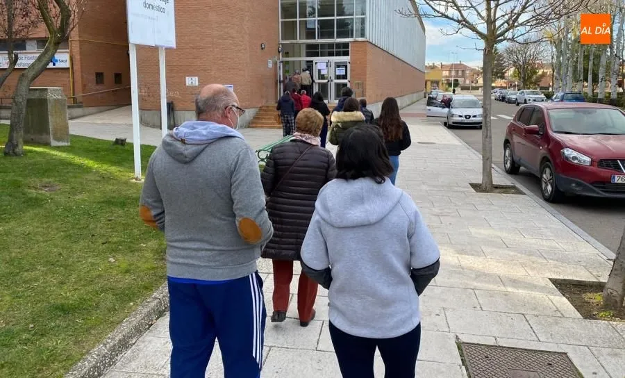 Colas en el Pabellón municipal Miguel Ángel Jiménez Barcala de Peñaranda, con motivos de las pruebas del cribado masivo. Foto de R. Blázquez