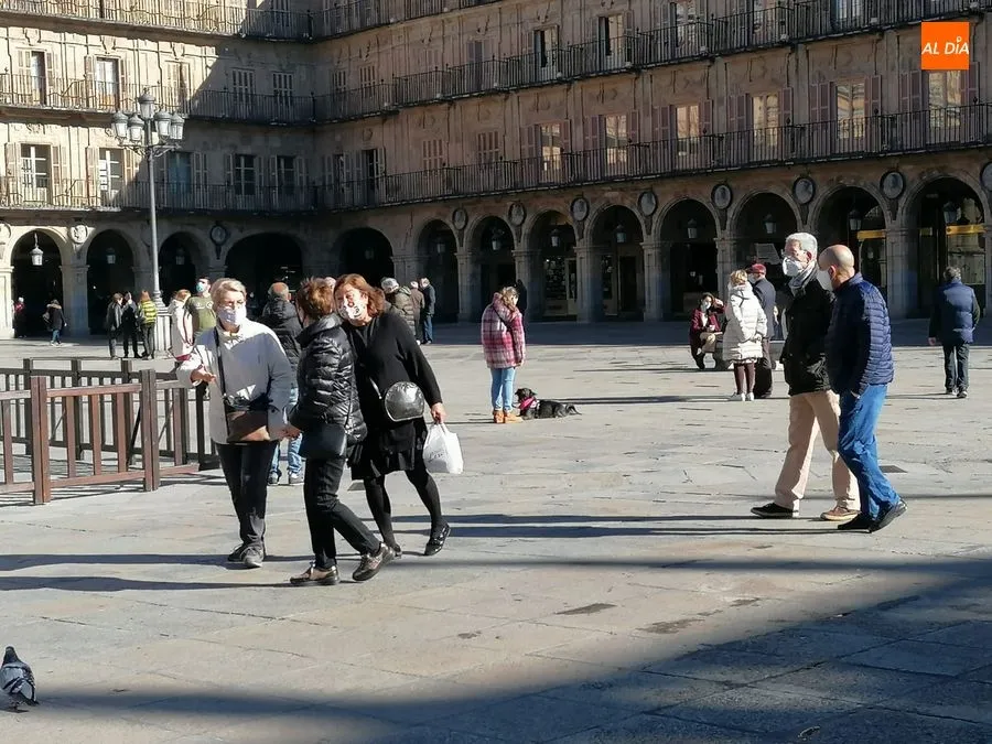 Viandantes en la Plaza Mayor de Salamanca. Foto de archivo