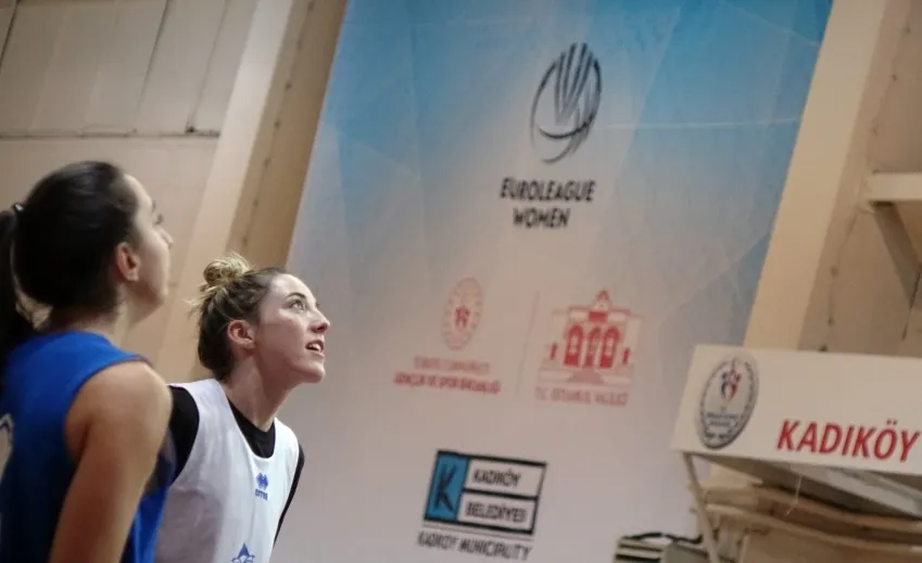 Katie Lou Samuelson, en Estambul, con un cartel de la Euroliga de fondo / CB Avenida
