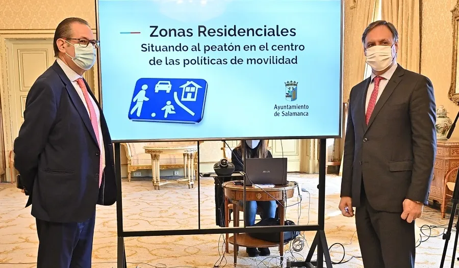 El alcalde de Salamanca, Carlos García Carbayo, a la derecha, en la presentación de estos cambios en la regulación del tráfico de la ciudad